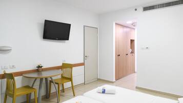 Standaard kamer | Een bureau, verduisterende gordijnen, gratis wifi, beddengoed