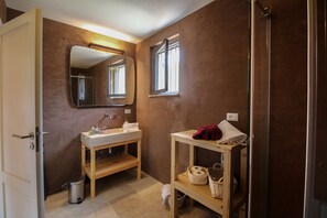 Villa, 3 Bedrooms | Bathroom | Shower, rainfall showerhead, hair dryer, bidet - TD Casale Terranova Stone Farmhouse with Pool (Monopoli)
