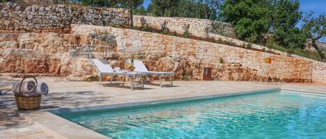 Piscine extérieure (ouverte en saison), chaises longues