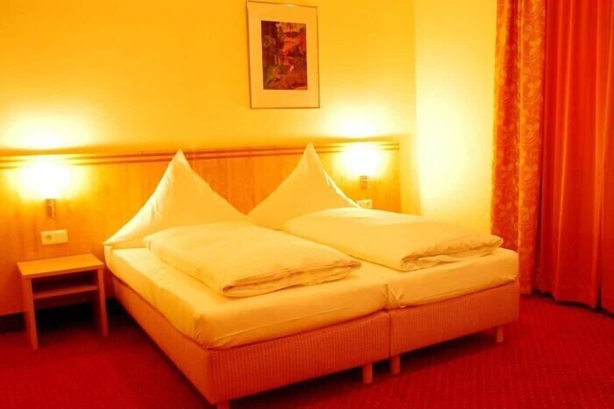 1 bedroom, bed sheets