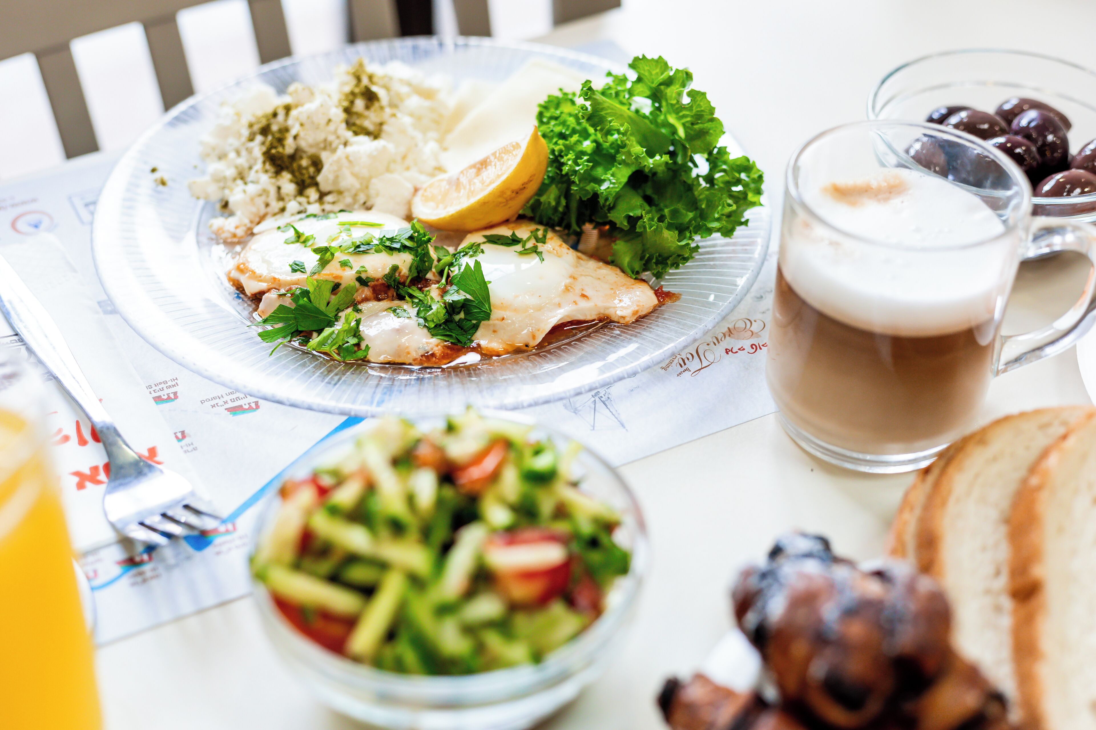 Eine Mahlzeit mit Reis, Salat und einem Getränk auf einem Tisch.
