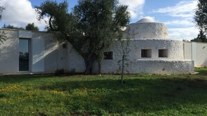A building with a dome and a tree in front. - Dimora Casalino (Ostuni)