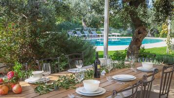 Outdoor dining