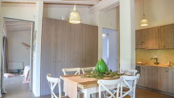 Villa, 4 habitaciones | Cocina privada | Refrigerador con congelador, microondas y parrilla de estufa