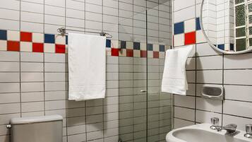 Ducha, artículos de tocador gratuitos, toallas, jabón