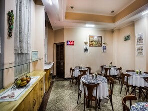 Daily buffet breakfast (BRL 25 per person) - OYO Victory Hotel (São Paulo)