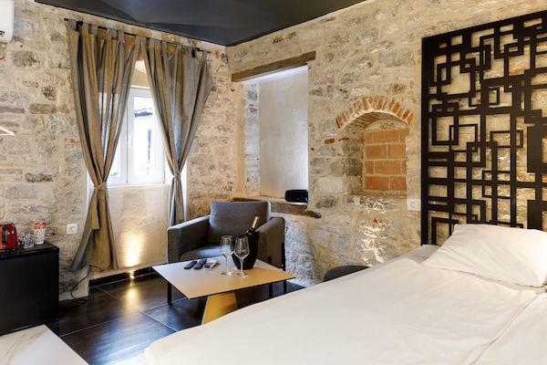 Camera City, 1 letto queen, vista città | 1 camera, minibar, una scrivania, tende oscuranti