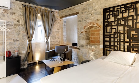 Quarto urbano, 1 cama Queen, vista para a cidade | 1 quarto, frigobar, escrivaninha, cortinas blackout. Palace Luxury Room