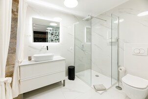 City-Zimmer, 1 Queen-Bett, Stadtblick | Badezimmer | Dusche, kostenlose Toilettenartikel, Haartrockner, Hausschuhe