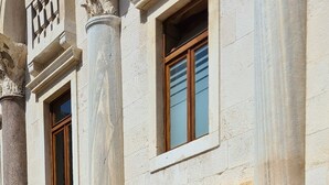 A building with a sign reading "LVXOR" and a staircase with red cushions. - Palace Luxury Room (Split)