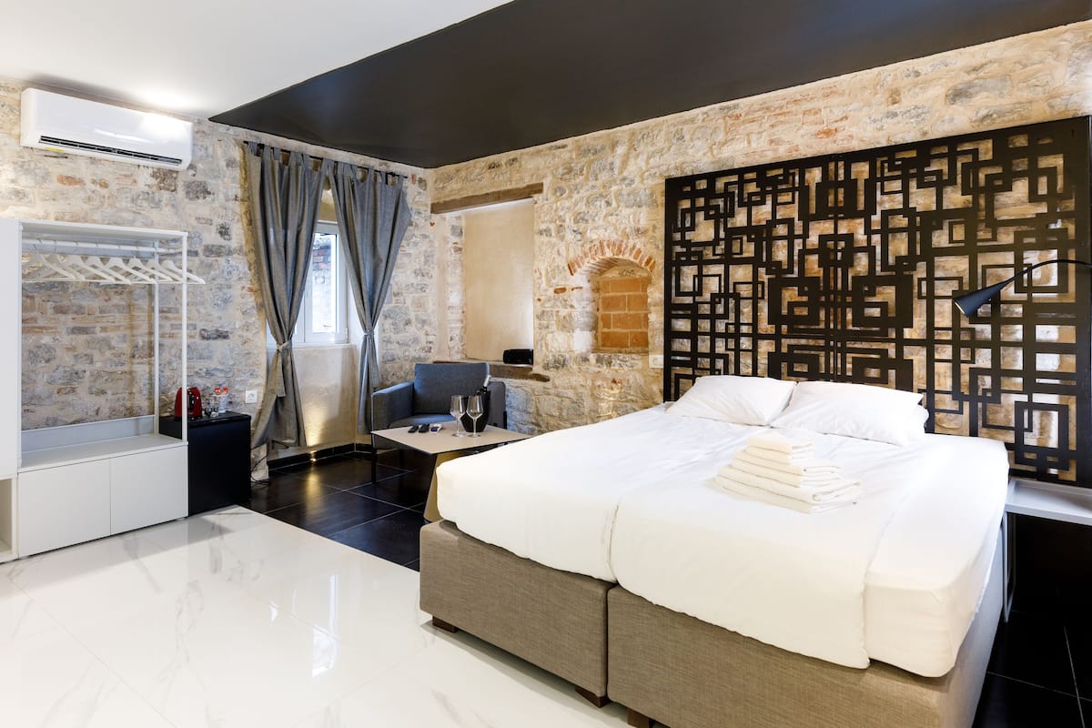 City Room, 1 Queen Bed, City View | 1 bedroom, minibar, desk, blackout drapes
