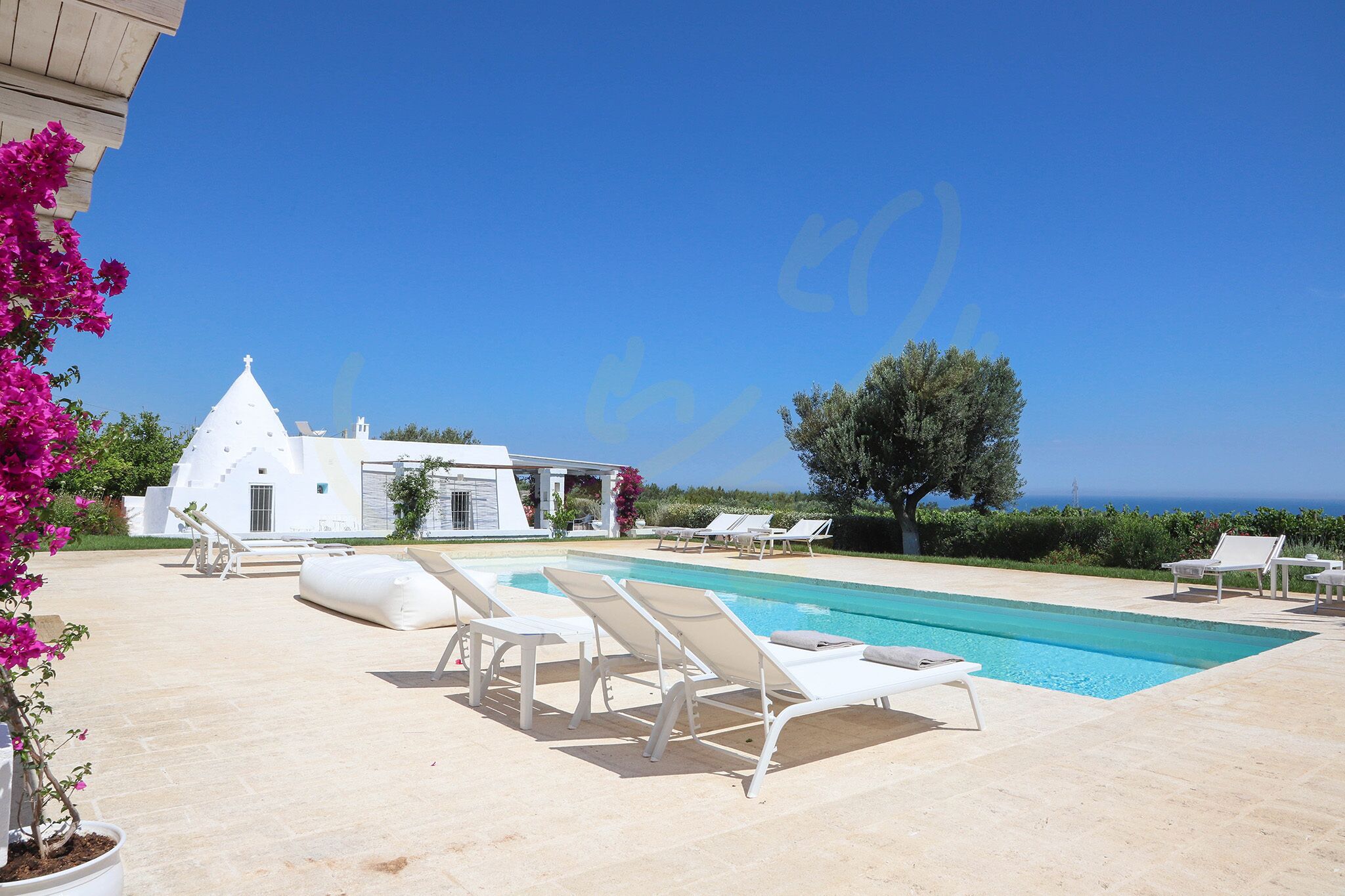 Piscine extérieure, chaises longues