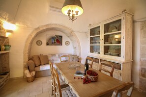 Villa, 2 Schlafzimmer | Wohnbereich | Fernseher