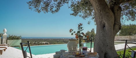 Piscine extérieure (ouverte en saison), chaises longues