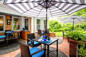 Outdoor dining - Inn on Main (Yarmouth Port)