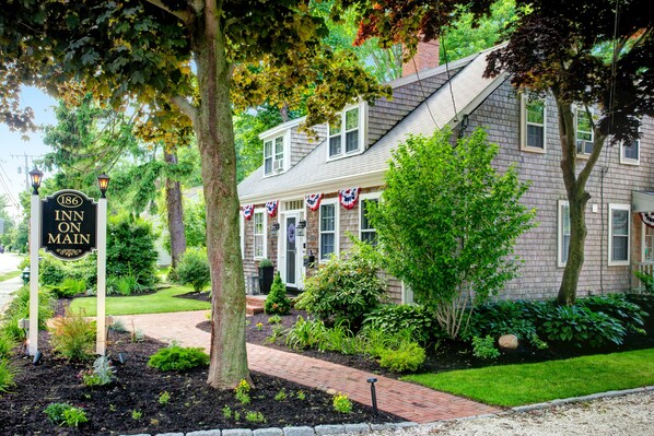 Front of property - Inn on Main (Yarmouth Port)