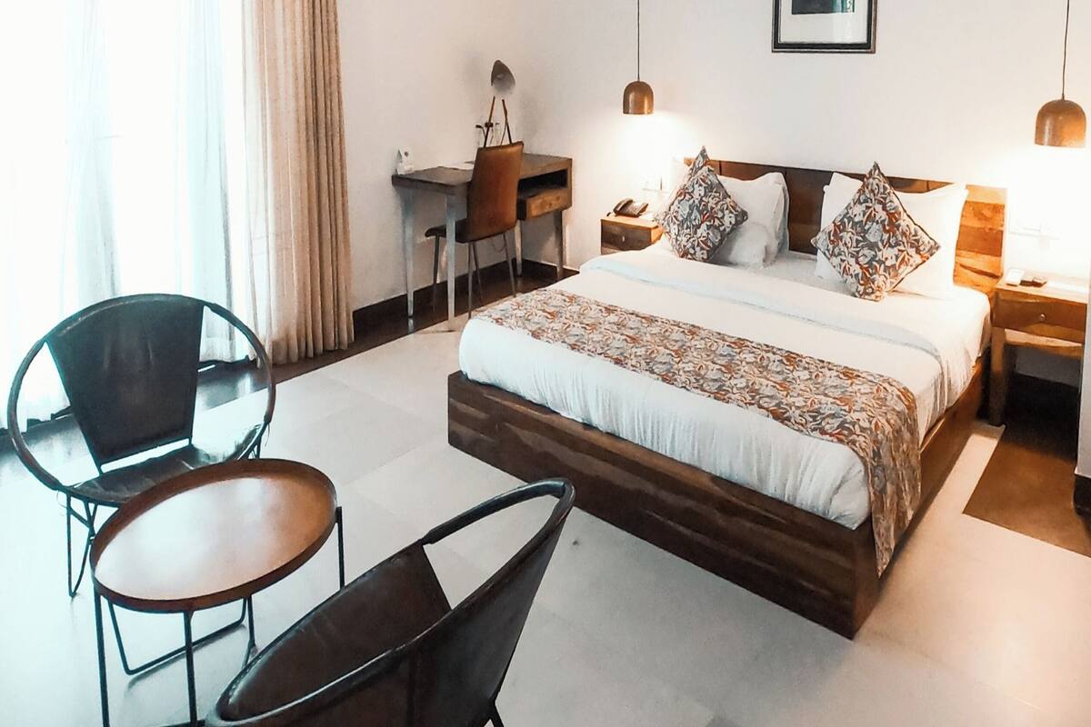 Premium Room, Balcony | 1 bedroom, minibar, in-room safe, desk