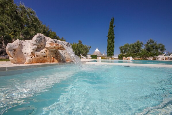Piscine extérieure en saison, cabanas gratuites, chaises longues