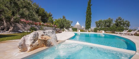 Seasonal outdoor pool, free pool cabanas, pool loungers