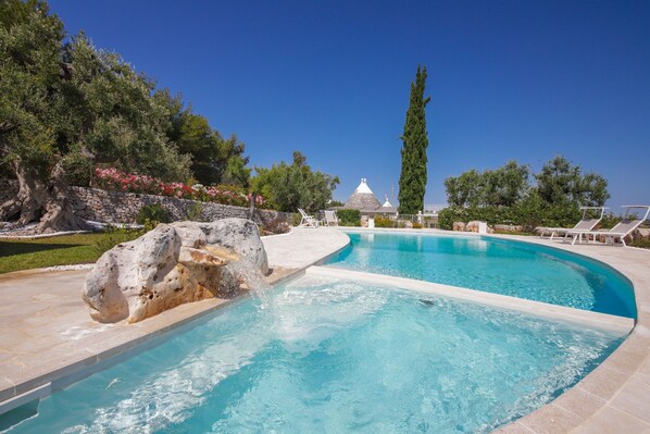 Seasonal outdoor pool, free pool cabanas, pool loungers