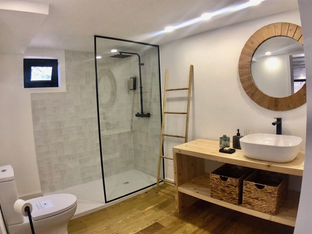 Comfort Cottage, 2 Bedrooms, Garden View | Bathroom | Combined shower/tub, rainfall showerhead, free toiletries, hair dryer