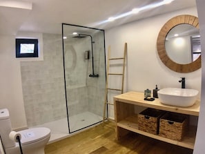 Casa de campo conforto, 2 quartos, vista para o jardim | Banheiro | Chuveiro/banheira combinados, chuveiro com efeito de chuva