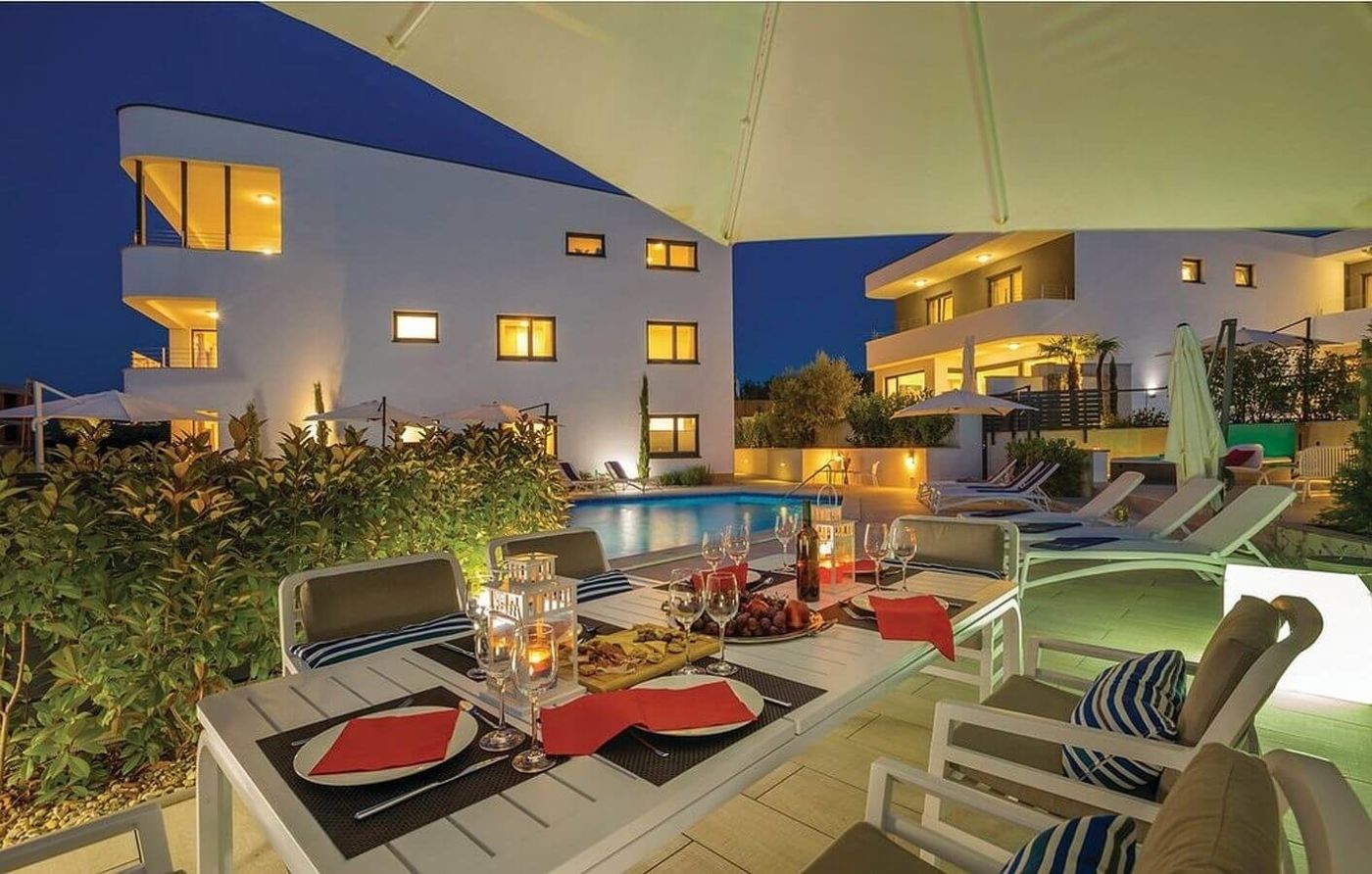 Hồ bơi ngoài trời phục vụ theo mùa 