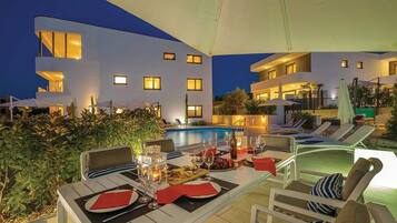 Hồ bơi ngoài trời phục vụ theo mùa