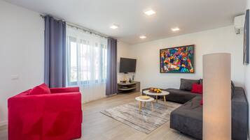 Luxury-Apartment, 2 Schlafzimmer, Meerblick, Erdgeschoss | Wohnzimmer | Flachbildfernseher