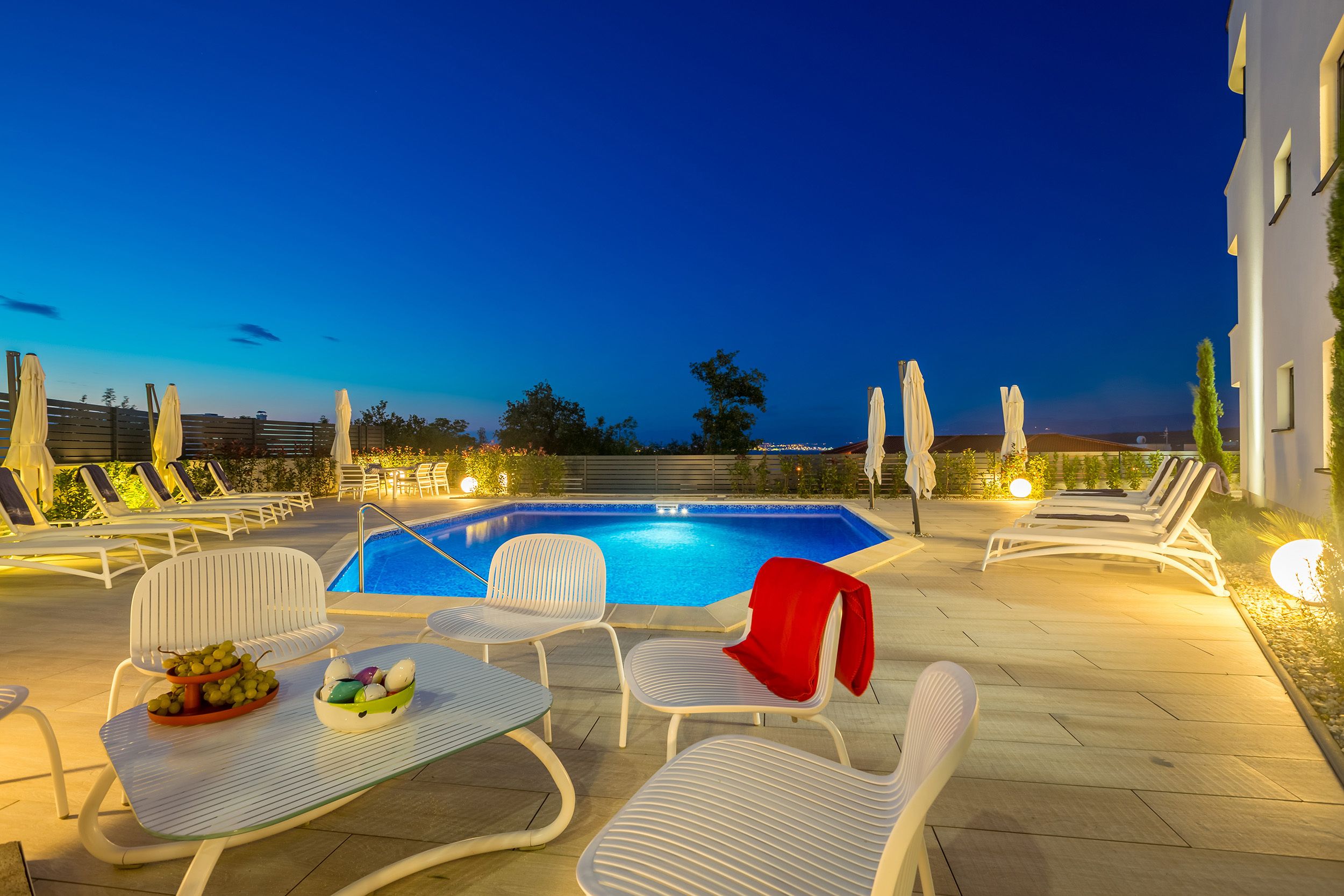 Hồ bơi ngoài trời phục vụ theo mùa 