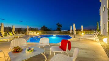 Hồ bơi ngoài trời phục vụ theo mùa