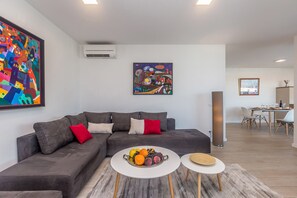 Appartement Luxe, 2 chambres, vue mer, rez-de-chaussée | Salle de séjour | Télévision à écran plat