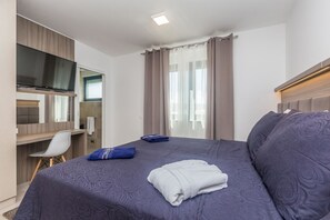 Apartemen Mewah, 2 kamar tidur, pemandangan laut, lantai dasar | 2 kamar tidur, brankas, dan setrika/meja setrika