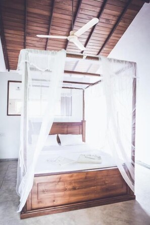 Escrivaninha, quartos à prova de som, roupa de cama