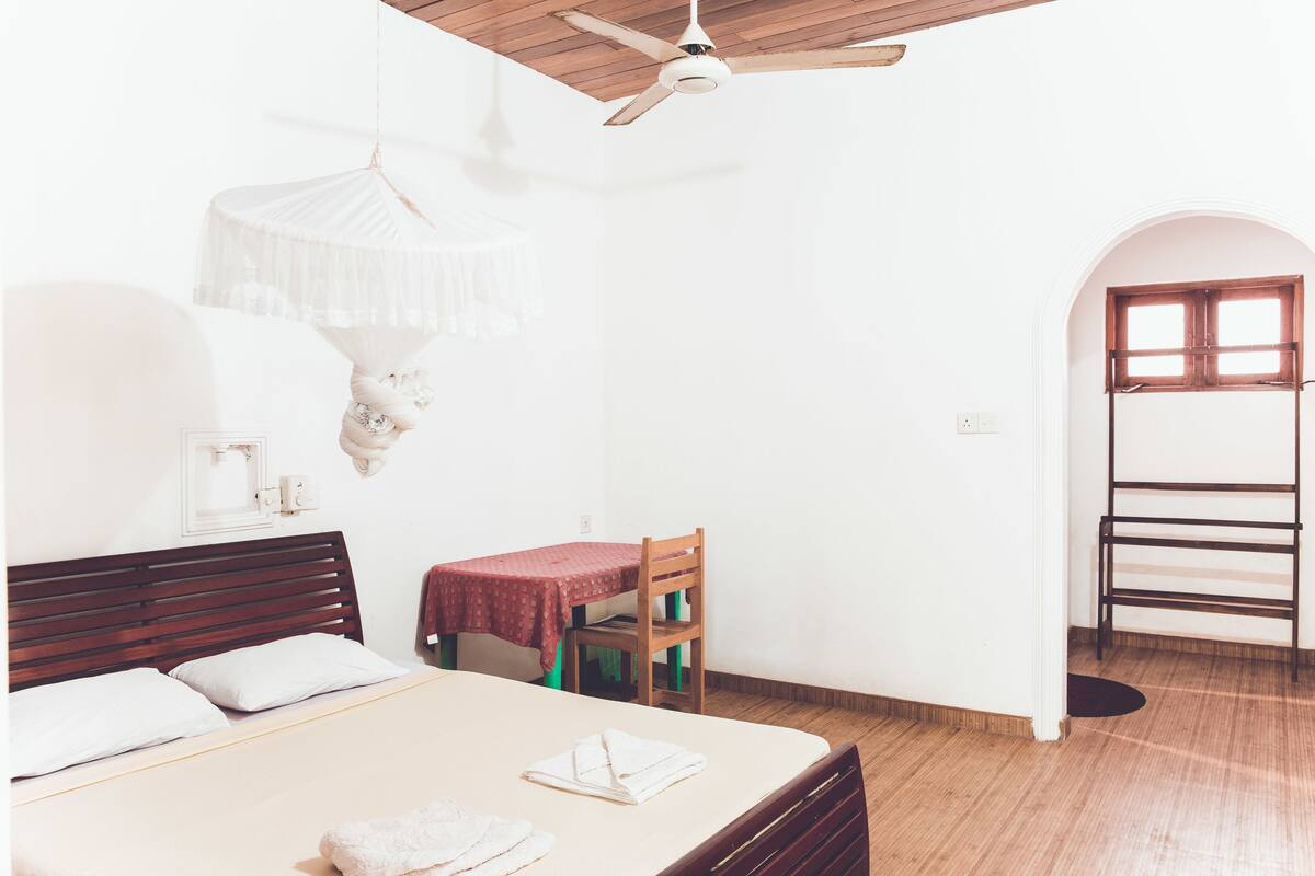 Habitación básica doble, 1 cama doble, vistas al patio | Escritorio, sistema de insonorización, ropa de cama