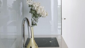 Réfrigérateur, four à micro-ondes, un four, surface de cuisson