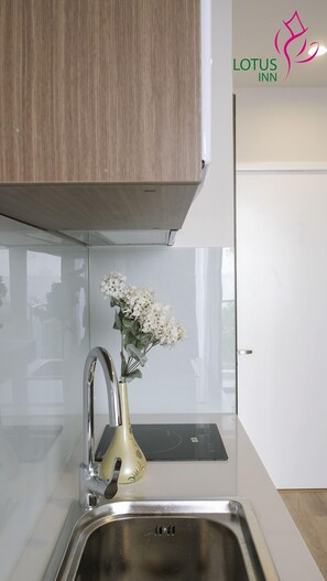 Fridge, microwave, oven, stovetop - Lotus Inn Serviced Apartment (Hanoi)