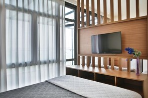 In-room safe, desk, blackout curtains, soundproofing - Lotus Inn Serviced Apartment (Hanoi)