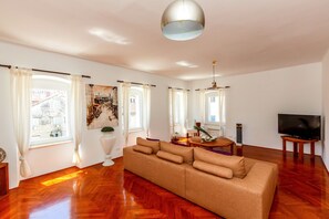Luxury Apartment, Sea View (Piazza Penthouse) | Living room | LCD TV