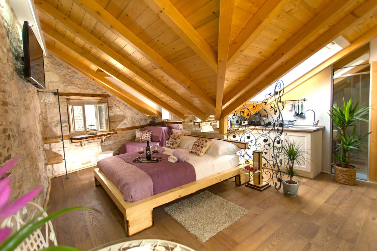 Loft superluxo, 1 cama King, vista para a cidade | Roupas de cama premium, cofres nos quartos, escrivaninha