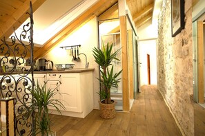 Lúxusloftíbúð - 1 stórt tvíbreitt rúm - borgarsýn | Einkaeldhúskrókur | Ísskápur, eldavélarhellur, rafmagnsketill, pottar/pönnur/diskar/hnífapör