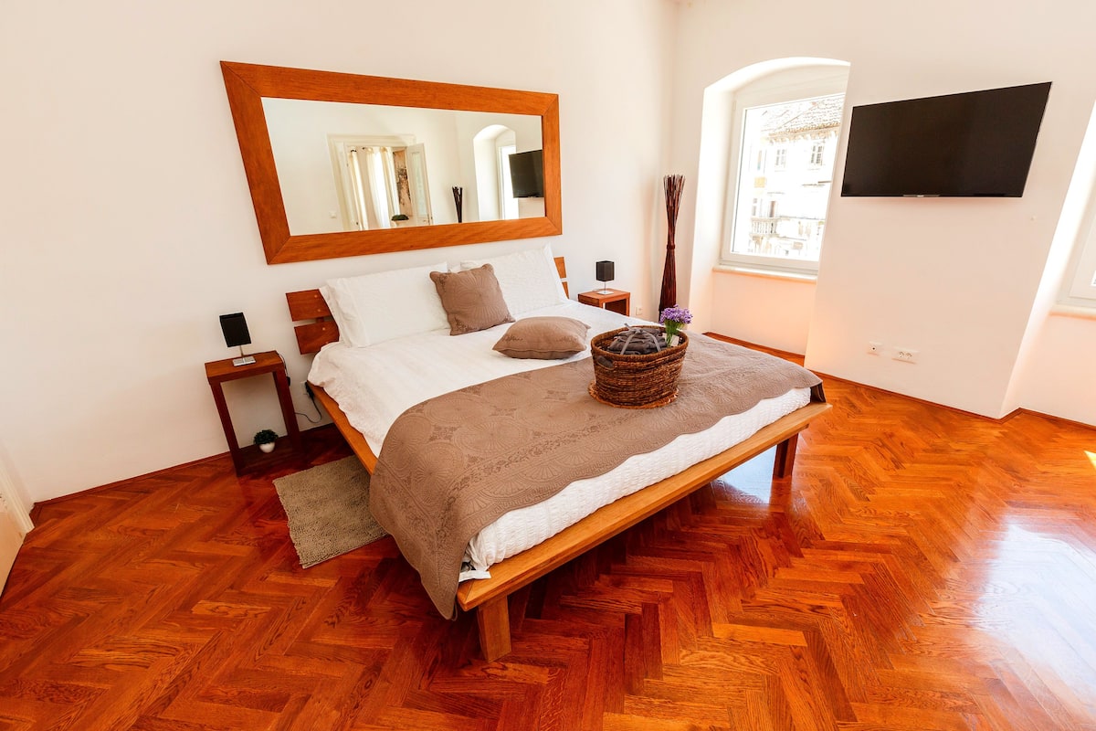 Apartamento superluxo, vista para o mar (Piazza Penthouse) | Roupas de cama premium, cofres nos quartos, escrivaninha