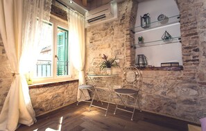 Lúxusloftíbúð - 1 stórt tvíbreitt rúm - borgarsýn | Stofa | LCD-sjónvarp