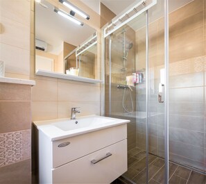 Apartment, Terrace (Cindro) | Bathroom | Free toiletries, hair dryer, towels