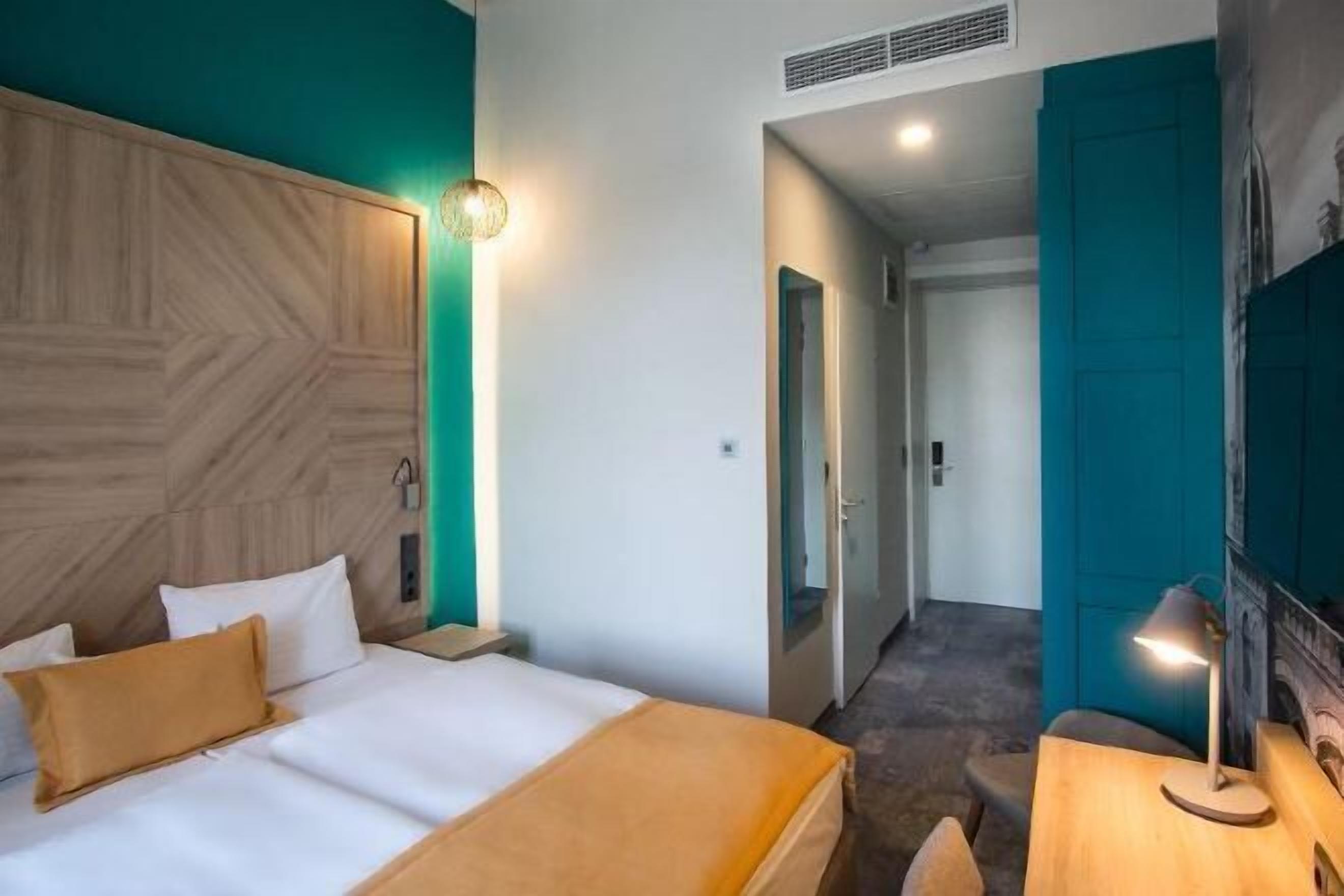 Hochwertige Bettwaren, Betten mit Memory-Foam-Matratzen, Zimmersafe