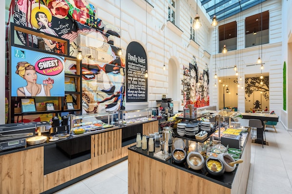 Petit déjeuner buffet (15 EUR par personne)