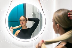 Douche, sèche-cheveux, serviettes fournies