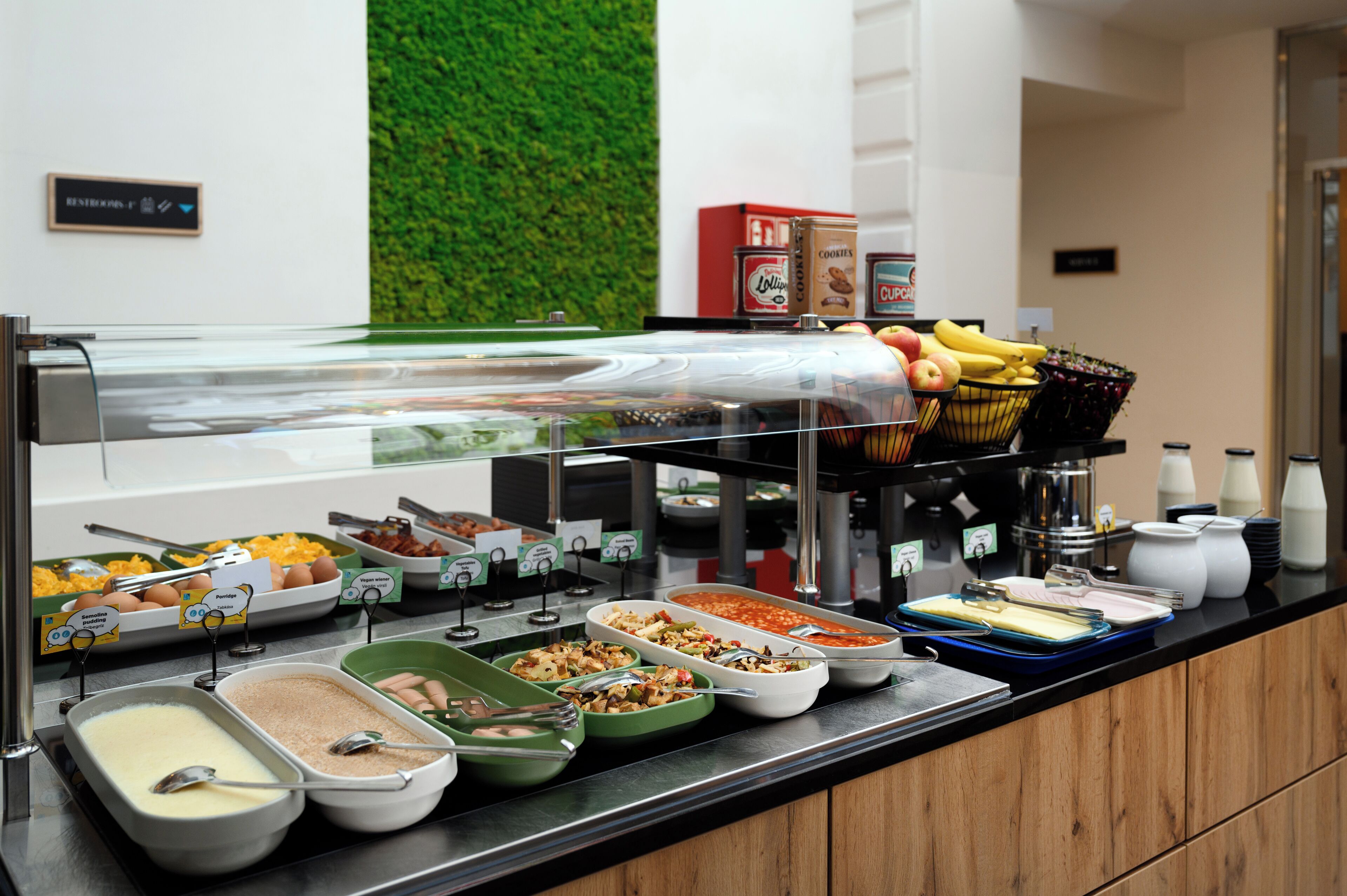 Ein reichhaltiges Buffet mit verschiedenen Speisen und Getränken, darunter Obst, Gemüse und Milchprodukte.
