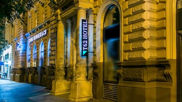 Fachada da propriedade à noite