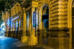 Fachada de la propiedad por la tarde o noche